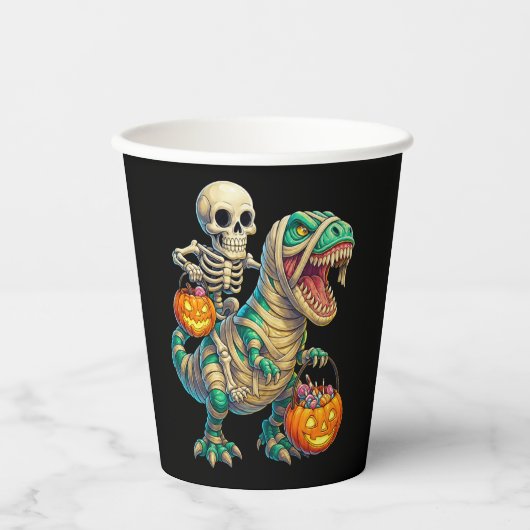 Whimsical Skeleton Riding Mummy T-Rex Halloween Pappbecher (Vorderseite)