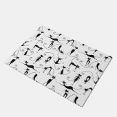 Whimsical Skinny Black Cat Muster Fußmatte (Schrägansicht)