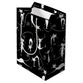 Whimsical Skinny white Cat Pattern Mittlere Geschenktüte (Rückseite Schrägansicht)