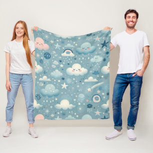 Whimsical Sky Muster mit Wolken, Sternen - Blau Fleecedecke