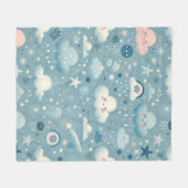 Whimsical Sky Muster mit Wolken, Sternen - Blau Fleecedecke (Vorderseite (Horizontal))