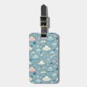 Whimsical Sky Muster mit Wolken, Sternen - Blau Gepäckanhänger (Vorderseite vertikal)