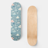 Whimsical Sky Muster mit Wolken, Sternen - Blau Skateboard (Vorderseite)
