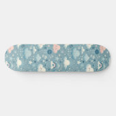 Whimsical Sky Muster mit Wolken, Sternen - Blau Skateboard (Horizontal)