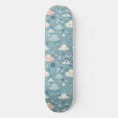 Whimsical Sky Muster mit Wolken, Sternen - Blau Skateboard (Vorderseite)