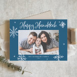 Whimsical Snowflakes Blue Happy Hanukkah Foto Feiertagskarte<br><div class="desc">Happy Hanukka! Mit dieser skurrilen Hanukkah-Karte senden Sie Familie und Freunden herzliche Wünsche. Es zeichnet sich durch skurrile Schneeflocken und moderne Kalligraphie aus. Personalisieren Sie dieses Foto Hanukkah-Karte durch Hinzufügen Ihrer Daten. Diese Schneeflocken Hanukkah Fotokarte ist in anderen Farben und Cardstock erhältlich.</div>