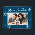 Whimsical Snowflakes Blue Happy Hanukkah Foto Magnet<br><div class="desc">Happy Hanukka! Mit diesem skurrilen Hanukkah Magneten senden Sie Familie und Freunden herzliche Wünsche. Es zeichnet sich durch skurrile Schneeflocken und moderne Kalligraphie aus. Personalisieren Sie dieses Foto Hanukkah-Karte durch Hinzufügen Ihrer Daten. Dieser Schneeflocke Hanukkah Foto Magnet ist in anderen Farben und Cardstock erhältlich.</div>