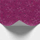 Whimsical Snowflakes Christmas Pattern Purple Geschenkpapier (Ecke)