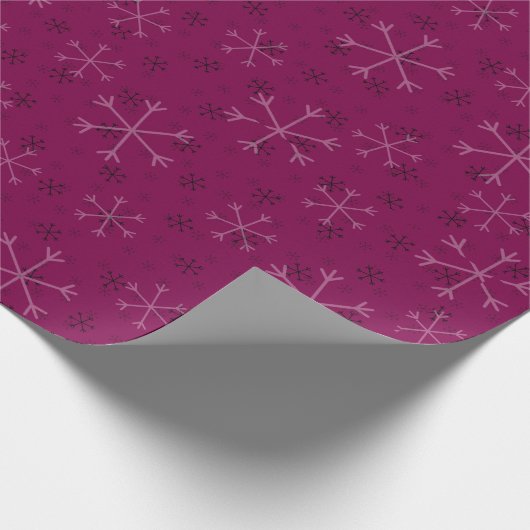 Whimsical Snowflakes Christmas Pattern Purple Geschenkpapier (Ecke)