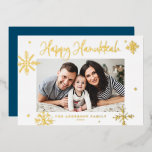 Whimsical Snowflakes Happy Hanukkah Foto Folien Feiertagskarte<br><div class="desc">Happy Hanukka! Senden Sie herzliche Wünsche an Familie und Freund mit dieser goldenen Folie Hanukkah Karte. Es zeigt skurrile Schneeflocken und moderne Kalligraphie. Personalisieren Sie dieses Foto Hanukkah-Karte,  indem Sie Ihre eigenen Daten. Diese Schneeflocken Hanukkah Fotokarte ist in anderen Farben und Cardstock erhältlich.</div>