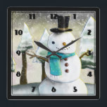 Whimsical Snowman Winter Szene Weihnachten Gezeich Quadratische Wanduhr<br><div class="desc">Uhr mit einem niedlichen zeichn mit einem Schneemann,  der einen coolen Hut und Schal trägt. Im Hintergrund gibt es eine Reihe von schneebedeckten Kiefern.</div>