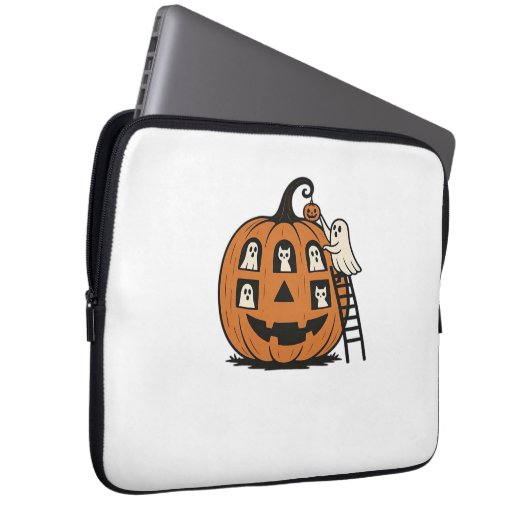 Whimsical Spooky Pumpkin mit Geistern, Katzen und Laptopschutzhülle (Vorne Rechts)
