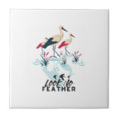 Whimsical Stork Pub Art - "Look No Feather" Fliese (Vorderseite)