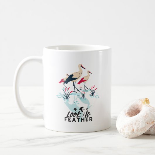 Whimsical Stork Pub Art - "Look No Feather" Kaffeetasse (Mit Donut)