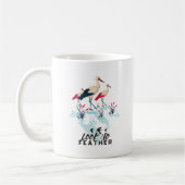 Whimsical Stork Pub Art - "Look No Feather" Kaffeetasse (Links)