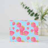 Whimsical Strawberry Pattern auf blau Postkarte (Stehend Vorderseite)