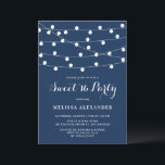 Whimsical String Lights Navy Blue Sweet 16 Party Einladung<br><div class="desc">Mit dieser skurrilen Einladung von 16 . Geburtstag laden Sie Familie und Freunde zu Ihrem Event ein. Weiße hängende Streichellichter auf marineblau-blauem Hintergrund. Personalisieren Sie diese durch Hinzufügen von Namen,  Uhrzeit,  Datum,  Veranstaltungsort und anderen Veranstaltungsdetails. Diese Saitenbeleuchtung ist ideal für Party im Freien 16 . Geburtstag.</div>