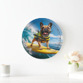 Whimsical surfing French Bulldog Große Wanduhr (Zuhause)