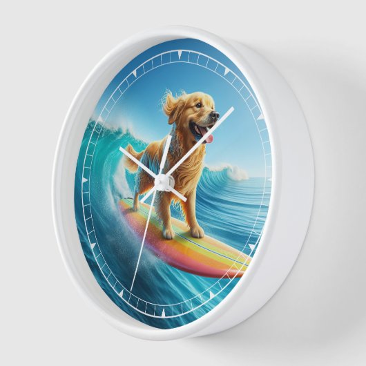 Whimsical Surfing Golden Retriever Uhr (Winkel)
