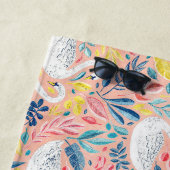 Whimsical Sweet Swans on Pale Pink Strandtuch (Beispiel)