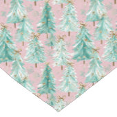 Whimsical Teal Christmas Trees on Pink Kurzer Tischläufer (Ecke)