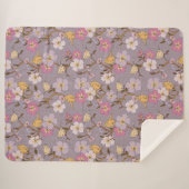 Whimsical Trailing Florals and Birds - Lavendel Sherpadecke (Vorderseite (Horizontal))