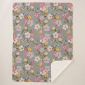 Whimsical Trailing Florals und Vögel - Alter Grün Sherpadecke (Vorderseite)