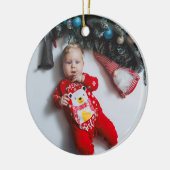 Whimsical Tree & Geschenke 1. Weihnachtsfest Foto Keramik Ornament (Links)