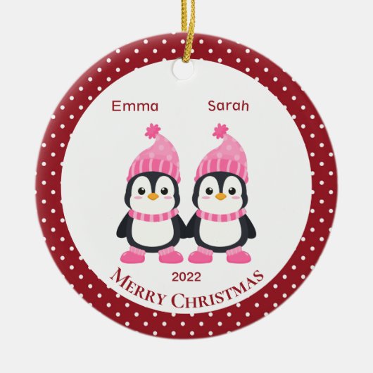 Whimsical Twin Sister Penguins Personalisiert Keramik Ornament (Vorne)