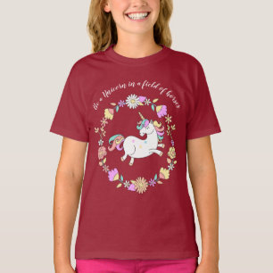 Whimsical Unicorn innerhalb eines Kranzes T-Shirt