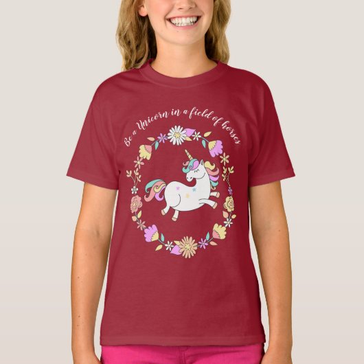 Whimsical Unicorn innerhalb eines Kranzes T-Shirt (Vorderseite)