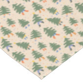 Whimsical Walking Weihnachtsbaummuster Tischdecke (Schrägansicht)