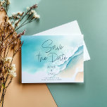 Whimsical Watercolor Blue Ocean Save the Date<br><div class="desc">Set Sie die Bühne für Ihre Sommerhochzeit am Strand mit dieser bezaubernden Aquarelltöne des blauen Ozeans und des weißen Sandstrandes Save the Date Karte. Diese Karte zeigt eine faszinierende Mischung aus coolen, blauen Ozeanfarben und dem weichen weißen Sand, der das friedliche und romantische Ambiente eines Strandziels widerspiegelt. Das Aquarelldesign verleiht...</div>