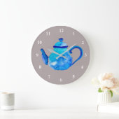 Whimsical watercolor blue teapot große wanduhr (Zuhause)