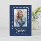 Whimsical Wavy Border Graduation Announcement Einladung (Stehend Vorderseite)