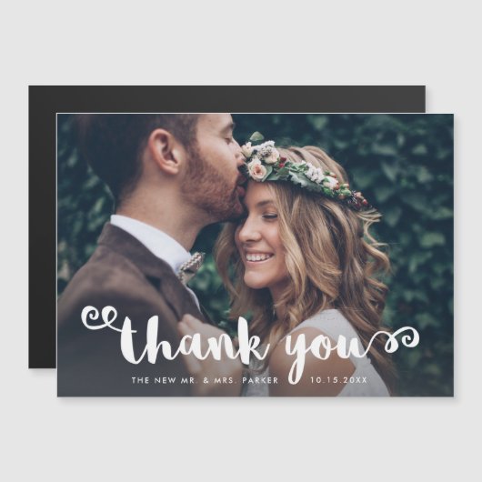 Whimsical Wedding Foto | White Script Vielen Dank Magneteinladung (Vorne/Hinten)