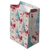 Whimsical Weihnachtsmann und Weihnachtsbaumen Mittlere Geschenktüte (Vorderseite Schrägansicht)