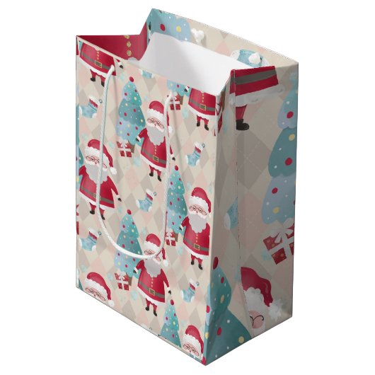 Whimsical Weihnachtsmann und Weihnachtsbaumen Mittlere Geschenktüte (Vorderseite Schrägansicht)