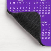 Whimsical White 2027 Kalender auf Lila Mousepad (Ecke)