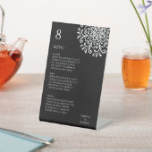 Whimsical White on Black Blüh Wedding Menu Sockelschild (In SItu)