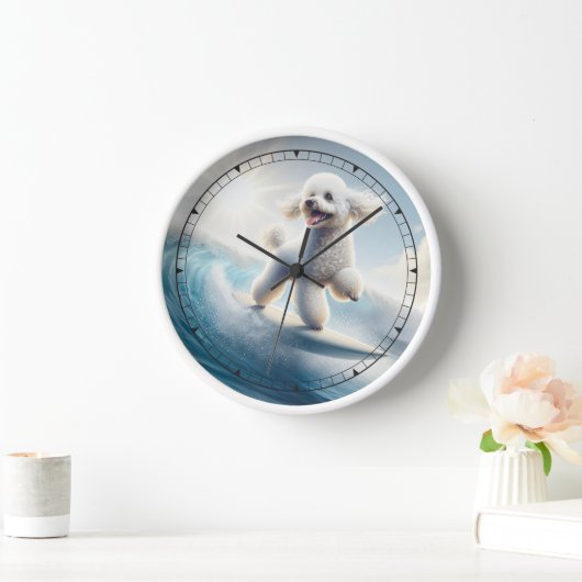 Whimsical White Poodle Surfen Uhr (Zuhause)