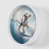 Whimsical White Poodle Surfen Uhr (Winkel)