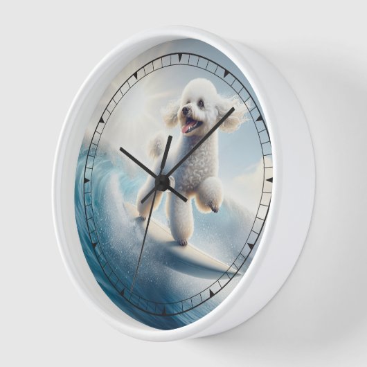Whimsical White Poodle Surfen Uhr (Winkel)