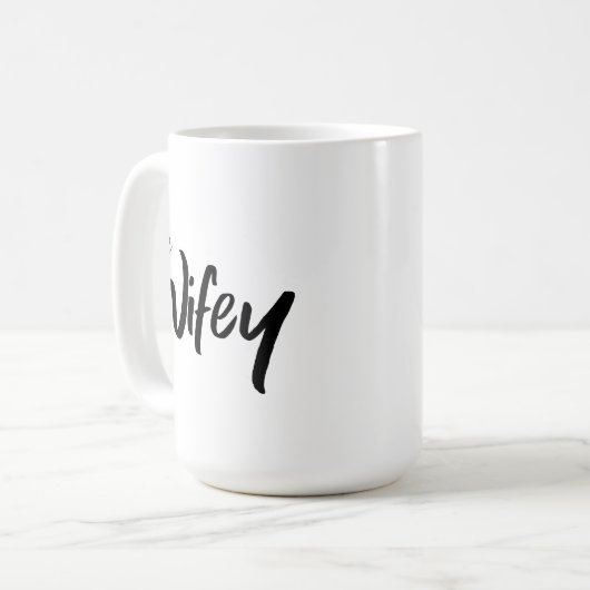 Whimsical Wifey Brush Script Text für sie Kaffeetasse (Vorderseite Links)