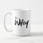 Whimsical Wifey Brush Script Text für sie Kaffeetasse (Links)