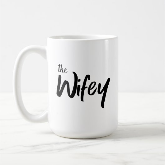 Whimsical Wifey Brush Script Text für sie Kaffeetasse (Links)