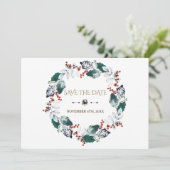 Whimsical Winter Holy Berries Kreath Save the Date (Stehend Vorderseite)