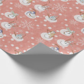 Whimsical Winter Snowmen at Play Muted Coral Pink Geschenkpapier (Ecke)