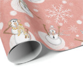 Whimsical Winter Snowmen at Play Muted Coral Pink Geschenkpapier (Rolleneckpunkt)