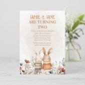 Whimsical Woodland Bunny Twin Double Birthday Einladung (Stehend Vorderseite)